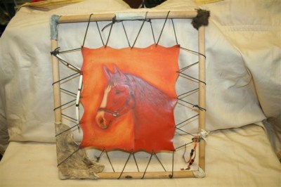 quadro raffigurante testa di  cavallo, in cuoio e legno