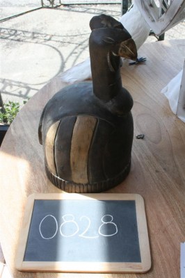 urna funeraria africana, scultura in legno di un uccello