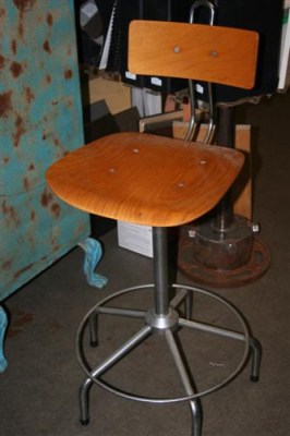 Sgabello con schienale girevole